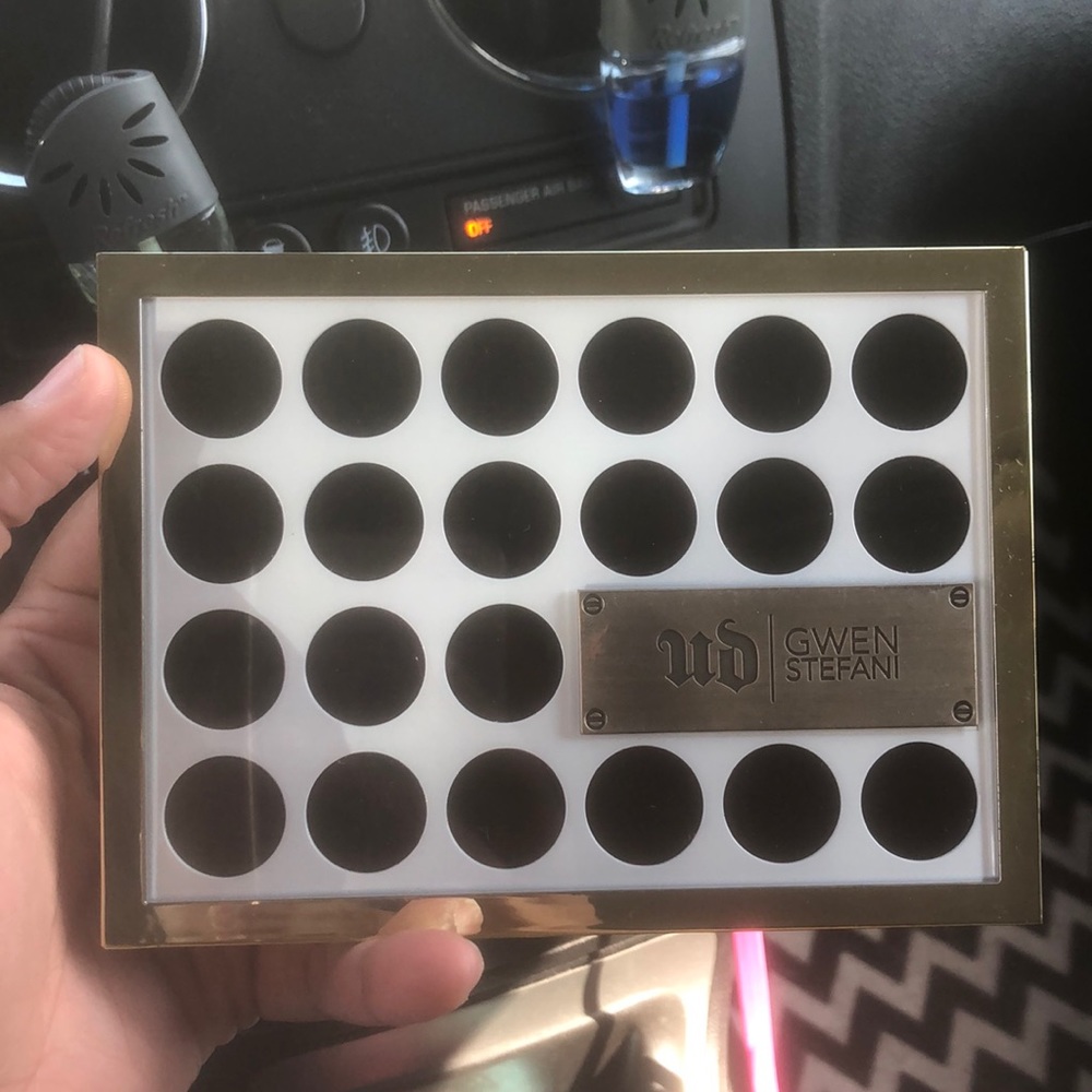 Urban Decay x Gwen Stefani eyeshadow palette